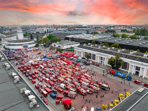 Parada czerwonych samochodów podczas zlotu