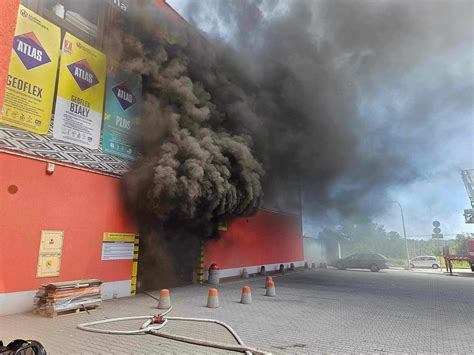 Zdjęcie dogaszania pożaru marketu Lidl w Kielcach