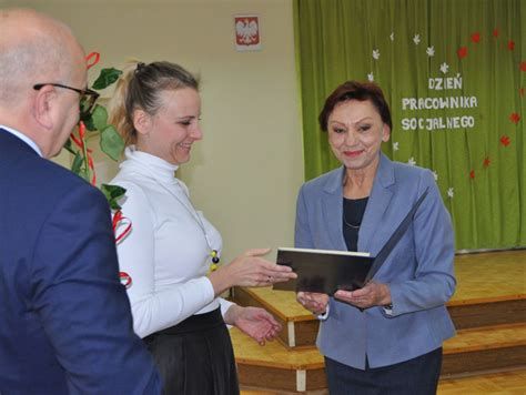 Zdjęcie policyjnego misia podczas wizyty w Domu Pomocy Społecznej lub spotkania z Olą, w interakcji z dziećmi