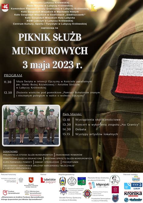 Uczestnicy wydarzenia oglądający wystawę lub pokaz sprzętu służb mundurowych