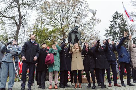 Zdjęcie przedstawiające uczestników debaty lub uroczystości pod pomnikiem