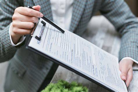 Infografika przedstawiająca kluczowe czynniki wyboru cateringu (cena, jakość, opinie, elastyczność)