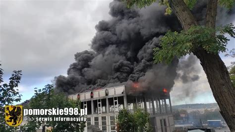 widok kłęby dymu unoszące się nad budową hotelu w Lublinie