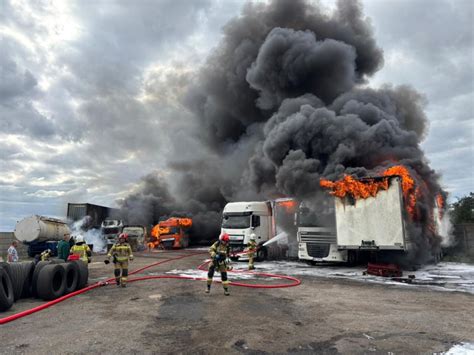 Strażacy gaszący pożar naczepy ciężarówki, widok na miejsce zdarzenia