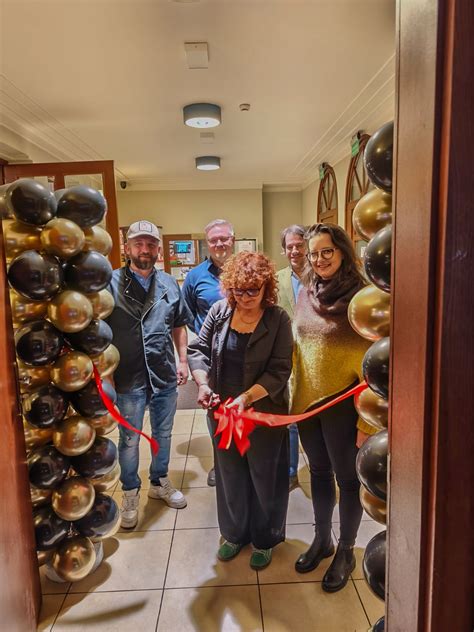 Schemat przedstawiający zabezpieczanie drzwi przed dymem i ogniem.