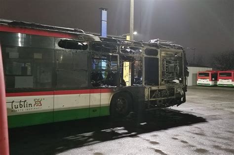 Zniszczone autobusu po pożarze w zajezdni lub na parkingu