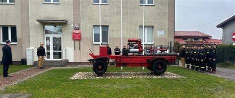 Widok na szpital z dymem lub strażaków przed budynkiem