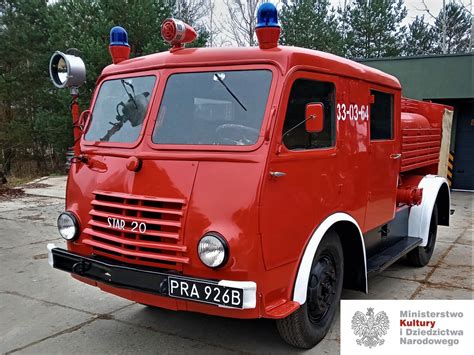 Stary samochód pożarniczy (Dodge lub Studebaker)