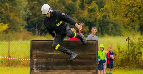 Schematyczny rysunek toru przeszkód w zawodach strażackich z zaznaczoną równoważnią.