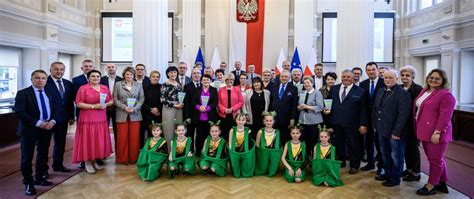 Zdjęcie z uroczystej gali wręczenia nagród w Sali Kolumnowej Podkarpackiego Urzędu Wojewódzkiego