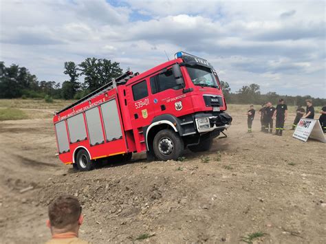 Historyczne zdjęcie białostockiej straży pożarnej z konnymi wozami