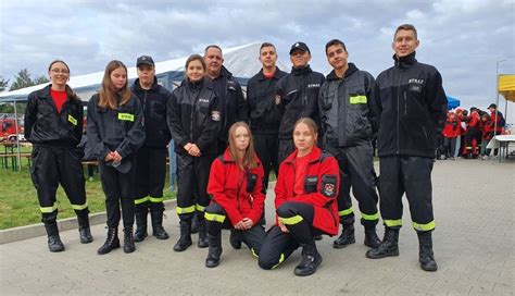 Zdjęcie grupy młodych strażaków z OSP Bysław