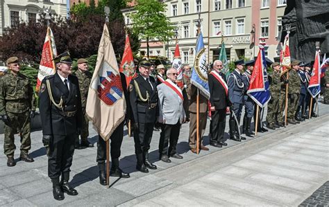 Zdjęcie z obchodów Święta Niepodległości w Bysławiu z udziałem orkiestry