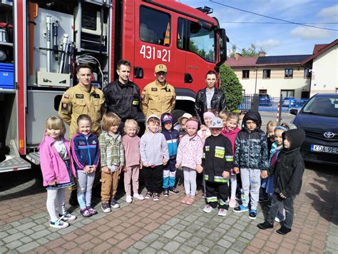 Dzieci kolorujące obrazki strażaków w przedszkolu