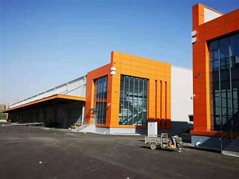 Rysunek 8: Schemat budynku magazynowego z zaznaczonymi klapami dymowymi i tryskaczami.