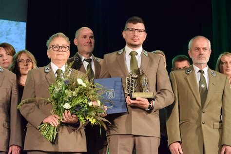 Zdjęcie z Uroczystej Sesji Rady Miejskiej w Ostrowie Wielkopolskim podczas wręczania odznaczeń.