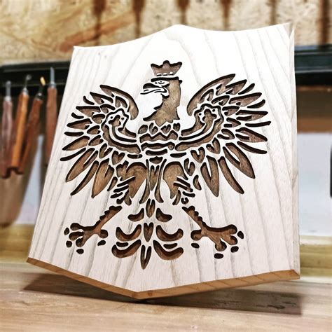 Zdjęcie ozdobnego mosiężnego toporka na jesionowej desce z pamiątkową dedykacją