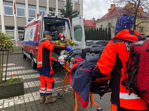 Sytuacyjna ilustracja działań służb ratunkowych w warunkach silnego zadymienia