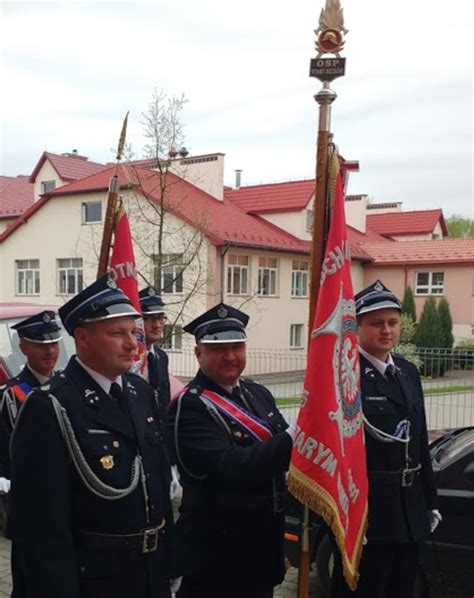 zdjęcie z uroczystości przekazania sztandaru jednostce OSP, prezentujące poczet sztandarowy oraz lokalną społeczność