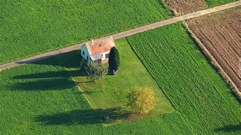 widok z lotu ptaka na dom po pożarze poddasza