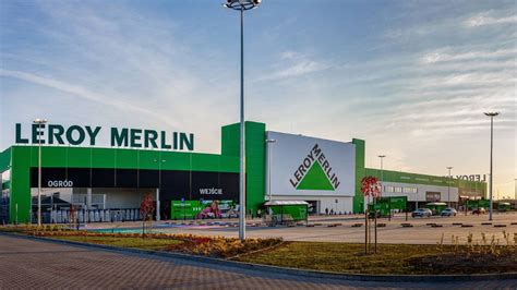 Zdjęcie elewacji marketu Leroy Merlin po pożarze w Olsztynie