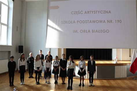 Uczniowie prezentujący część artystyczną podczas jubileuszu szkoły