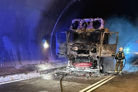Zdjęcie płonącej ciężarówki w tunelu lub uszkodzonej infrastruktury po pożarze