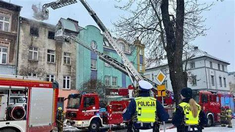 Akcja gaśnicza i ewakuacja mieszkańców w budynku wielorodzinnym