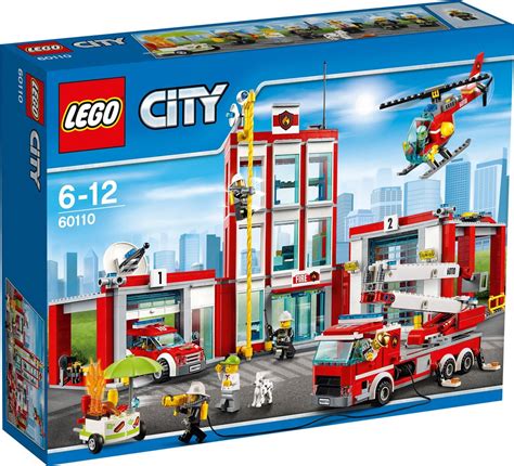 Zdjęcie złożonego zestawu LEGO City 60110 przedstawiające budynek remizy, pojazdy oraz minifigurki strażaków.