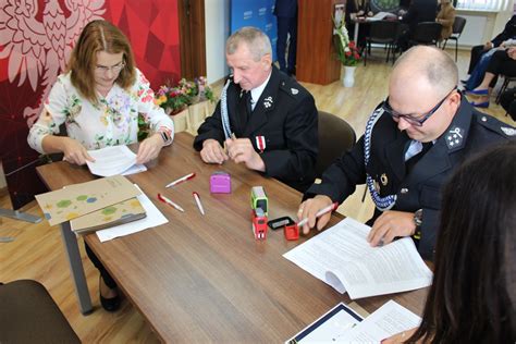 Zdjęcie z ceremonii podpisania umów, przedstawiające przedstawicieli samorządu i OSP