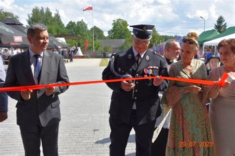 zdjęcie remizy OSP podczas uroczystości wiejskiej lub spotkania społeczności