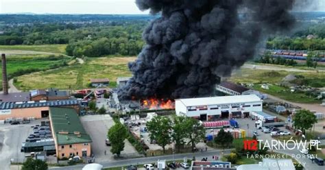 widok hotelu Senator pokrytego dymem podczas akcji gaśniczej