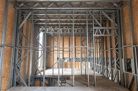 Zdjęcie przedstawiające stalową konstrukcję zabezpieczoną płytami ogniochronnymi