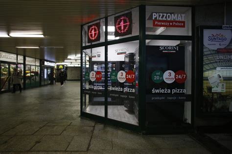 Ilustracja przedstawiająca stadion w Pontypandy oraz stoisko z pizzą w trakcie przygotowań do meczu.