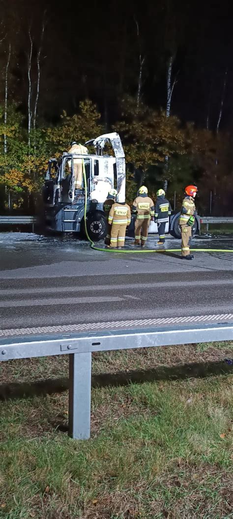 zdjęcie płonącego ciągnika siodłowego na autostradzie S1