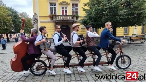 Zdjęcie Orkiestry Na Dużym Rowerze podczas koncertu