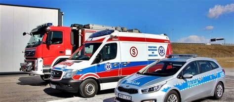 Grafika przedstawiająca różne pojazdy ratunkowe (karetka, radiowóz, wóz strażacki) na ekranie gry.