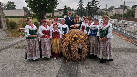 Zdjęcie grupowe członkiń Koła Gospodyń Wiejskich w Wyszmontowie podczas jubileuszowych obchodów
