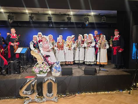 Zdjęcie zespołu śpiewaczego Wyszmontowianki podczas występu artystycznego