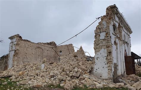 Zniszczony kościół po pożarze, scena historyczna