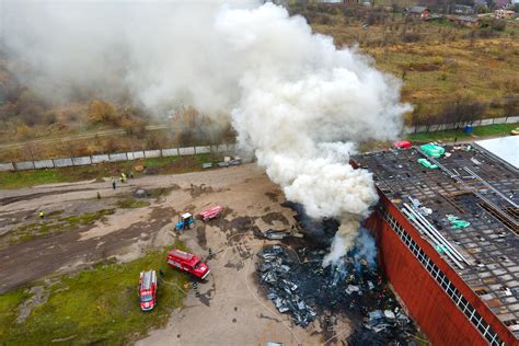 Pożar w zakładzie produkcyjnym Tymbark w Olsztynku, płonące sztaple napojów