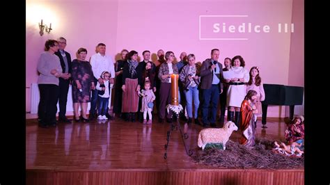 Uczestnicy spotkania opłatkowego w Żegocinie, w tym przedstawiciele władz i strażacy