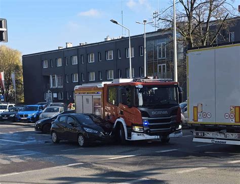 Zestawienie historycznego wozu strażackiego STAR z nowoczesnym pojazdem elektrycznym Rosenbauer RT