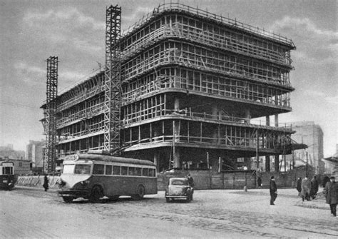 zdjęcie archiwalne Centralnego Domu Towarowego (CDT) w Warszawie z lat 50. lub 60. XX wieku