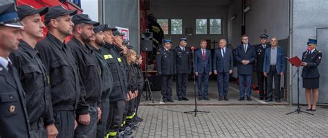 Uroczystość jubileuszowa OSP Leźno, strażacy i zaproszeni goście na tle remizy