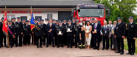 Grupa strażaków OSP Leźno z otrzymanymi medalami i odznaczeniami