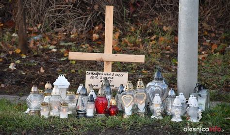 Znicze i kwiaty na miejscu wypadku, upamiętniające strażaka