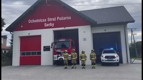 Zdjęcie przedstawiające nowego naczelnika OSP Serby Adriana Czyczyka z drużyną