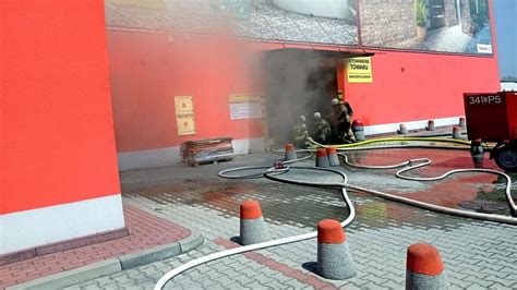 Zdjęcie przedstawiające akcję gaśniczą w markecie budowlanym lub jego zniszczoną elewację