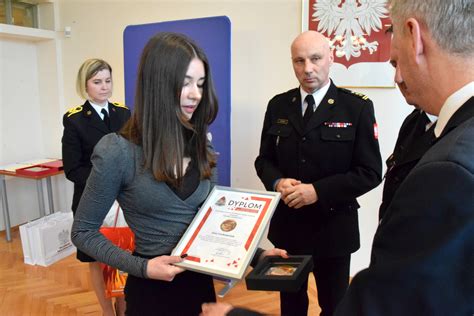 Zdjęcie Piotra Zuchory z odznaką 